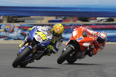 Valentino Rossi kørte sin Fiat Yamaha til sejr i USA foran rivalen, Casey Stoner på Ducati. Det skete umiddelbart inden sommerpausen i MotoGP verdensmesterskabet. Rossi har nu et pænt forspring i VM forud for weekendens 12. afdeling i Tjekkiet.